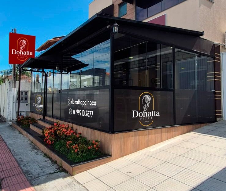 Fachada envidraçada da Donatta Pizzaria em Palhoça
