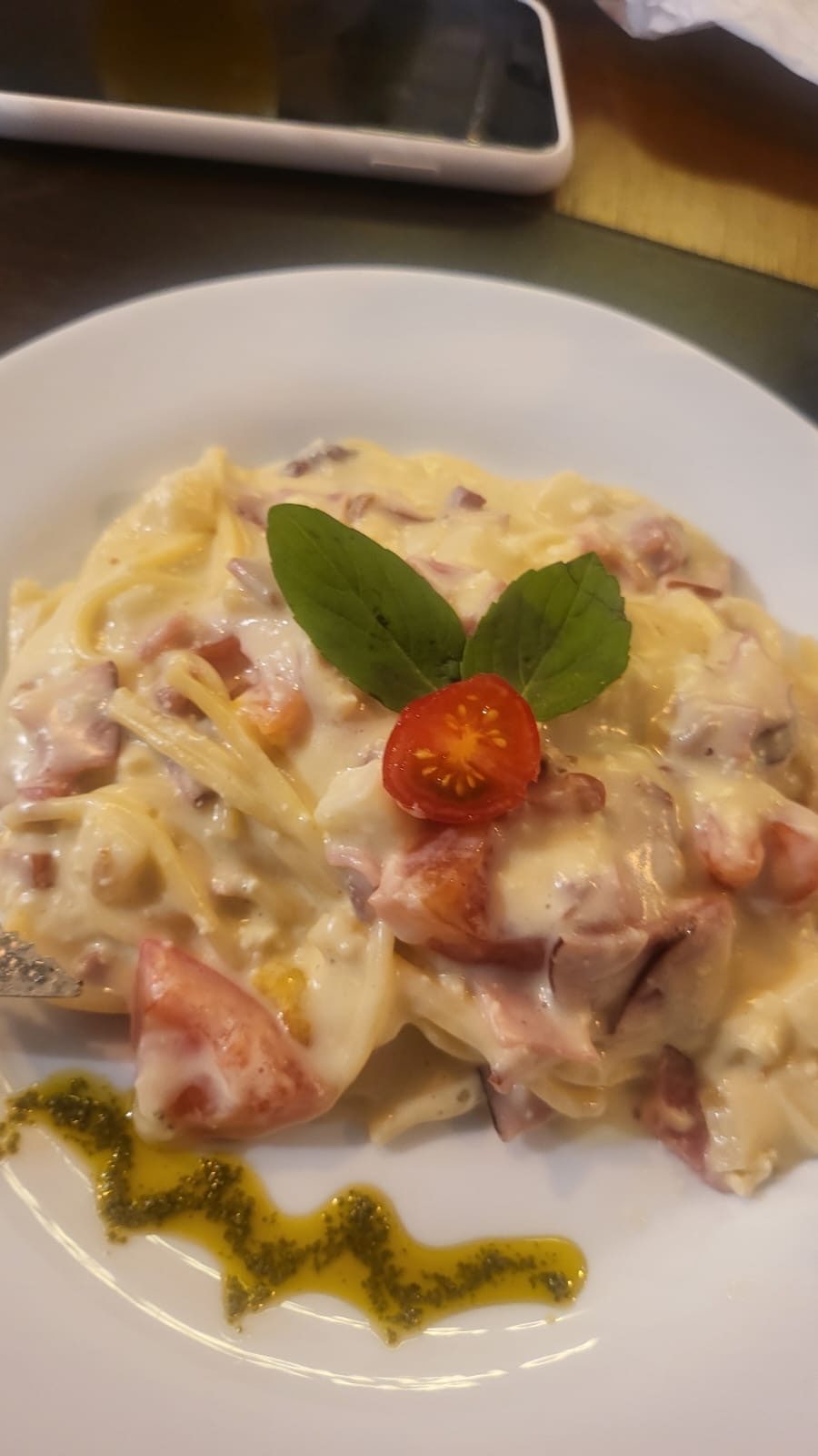 Prato de massa com tomate e manjericão