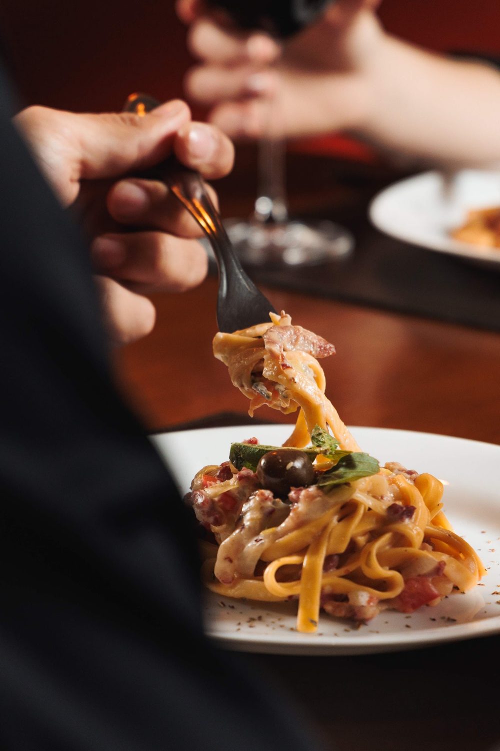 Fettuccine sendo servido no garfo