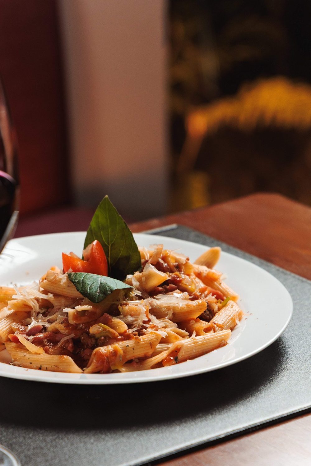 Penne ao molho de tomate com manjericão