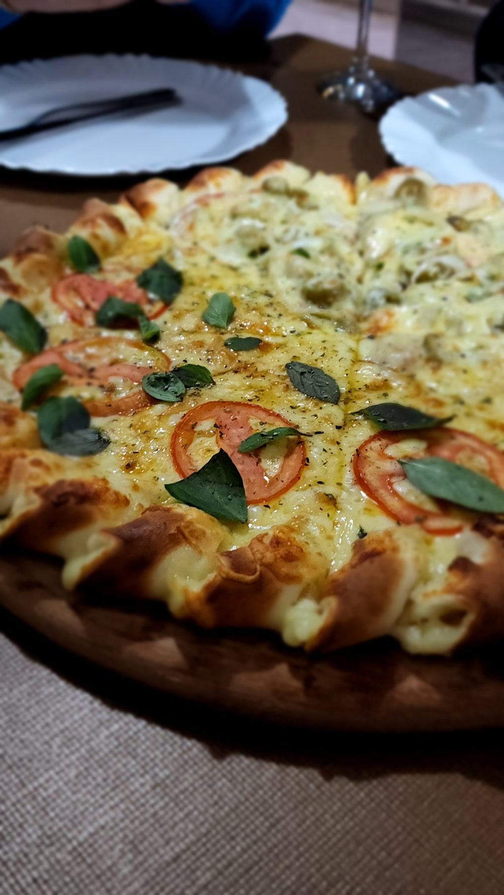 Pizza meio a meio com tomate, manjericão e queijo