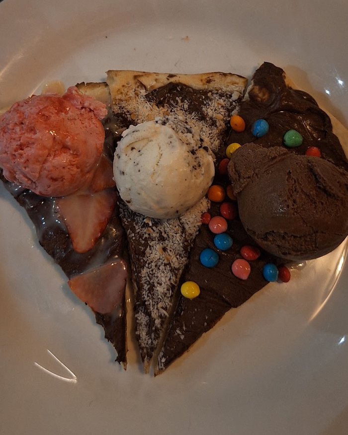 Pizza doce de chocolate com sorvete